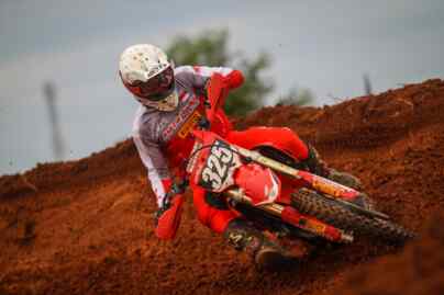 Foto: Crosser Astra Honda Racing Team (AHRT) M. Delvintor Alvarizi berhasil menjadi jawara pada ajang Kejurnas Motocross 2022.(Ist)