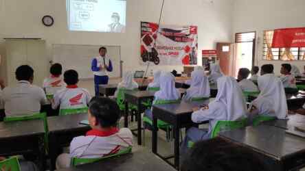 Foto: PT Indako Trading Coy melanjutkan komitmennya mengkampanyekan pesan #cari_aman kepada generasi muda melalui rangkaian aktivitas edukasi keselamatan berkendara.(Istimewa)