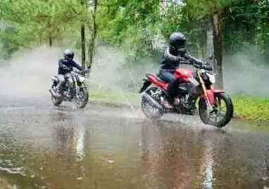 Foto: Jika menemukan permukaan jalan yang tergenang air, jangan memaksakan untuk menerobos genangan.(Istimewa)