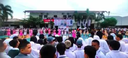 Foto: Para pelajar SMA Negeri 5 Medan yang begitu antusias saat menyambut kehadiran tim roadshow perdana Honda DBL di sekolah, Selasa (24/10/2023).(Istimewa)