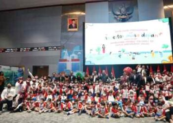 BEI membuka akses seluas-luasnya kepada masyarakat dan memberi kesempatan kepada anak-anak untuk mengunjungi Main Hall BEI dan mengenal pasar modal Indonesia.(Dok:BEI)
