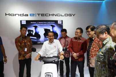 Foto: Presiden Republik Indonesia Ir. Joko Widodo mencoba motor listrik Honda EM1 e: ditemani jajaran direksi PT Astra Honda Motor pada gelaran Indonesia International Motor Show 2023.(Ist)