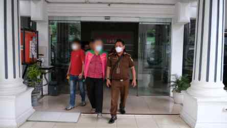 Foto: Tim penyidik Direktorat Penegakan Hukum Kantor Pusat Direktorat Jenderal Pajak (DJP) menyerahkan tersangka beserta barang bukti penggelapan pajak.(Dok: DJP Sumut I)