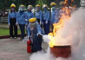 Pertamina Patra Niaga Beri Pelatihan Pemadam Kebakaran Kepada Ibu-ibu