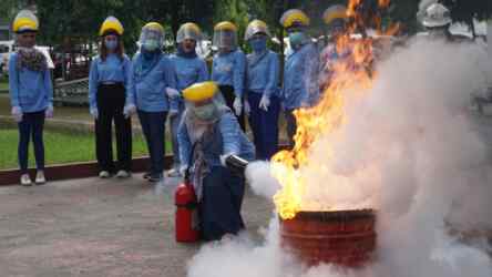 Foto: Pelatihan pemadam kebakaran kepada ibu-ibu istri pekerja Pertamina yang tergabung dalam Persatuan Wanita Patra (PWP).(Dok: Pertamina Sumbagut)