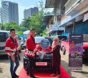 Ibu Mistazuriani Asal Batam Terima Hadiah Mobil dari PT Sharp Electronics Indonesia