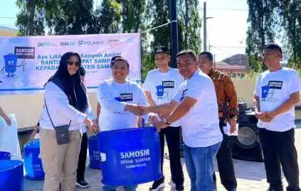 Foto: Penyerahan bantuan ratusan tempat sampah oleh KSI & Pelindo kepada camat Pangururan disaksikan Wakil Bupati, Asisten Pemertintahan, Asisten Kesra & Kadis Lingkungan Hidup.(Dok:KSI)