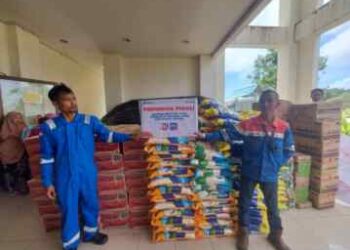 Diangkut KRI Bontang, Pertamina Kirim Bantuan untuk Korban Longsor di Serasan