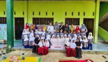 PT Bursa Efek Indonesia (BEI) bersama BEI Perwakilan Provinsi Sumatera Utara menyalurkan bantuan CSR  Rp67 juta untuk Madrasah Ash-Sholihin di Medan, Kamis (16/03/2023).(Dok:BEI Sumut)