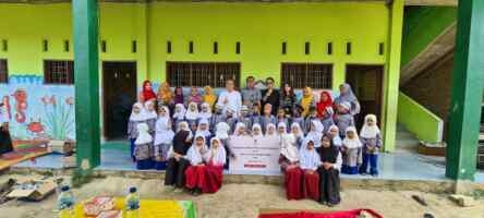 PT Bursa Efek Indonesia (BEI) bersama BEI Perwakilan Provinsi Sumatera Utara menyalurkan bantuan CSR  Rp67 juta untuk Madrasah Ash-Sholihin di Medan, Kamis (16/03/2023).(Dok:BEI Sumut)