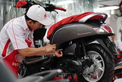 Foto: Saat ini semua sepeda motor Honda menggunakan saringan udara berjenis viscous paper element. Penyaring udara jenis ini dilapisi oli yang mampu menangkap debu dari udara luar.(Ist)