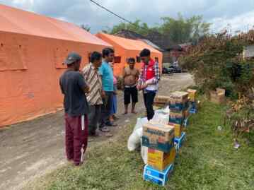 Foto: Pertamina Patra Niaga Regional Sumbagut menyalurkan bantuan untuk korban kebakaran di Dusun V Rianiate, Desa Lumban Pea, Kecamatan Balige, Kabupaten Toba, Sumatera Utara.(dok:Pertamina Sumbagut)