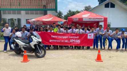 Foto: Rangkaian edukasi diawali Honda bersama dealer Putra Surya Jaya Raya Panyabungan ke sejumlah sekolah.(Ist)