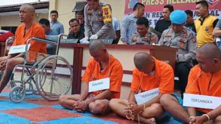 Polres Taput menetapkan 4 orang tersangka kasus penganiayaan yang mengakibatkan 1 korban jiwa dan 2 luka luka.