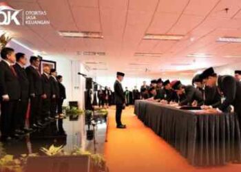 Ketua Dewan Komisioner OJK Mahendra Siregar, melantik dan mengambil sumpah jabatan 22 pimpinan Satuan Kerja pejabat setingkat
Deputi Komisioner dan Kepala Departemen di kantor OJK Wisma Mulia 2, Jakarta, Rabu (01/03/2023).
