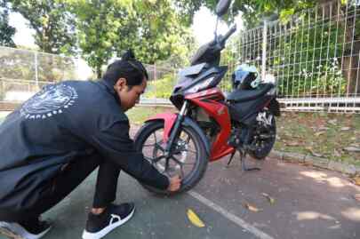 Foto: Merawat sepeda motor bukan hanya saat digunakan, namun juga perlu dipastikan kondisinya tetap prima dan terhindari dari kerusakan saat ditinggal selama liburan.(Ist)