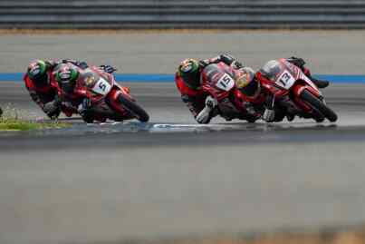 Foto: Pebalap binaan AHM Decksa Almer Alfarezel (tengah) berhasil meraih podium pertama dan Muhammad Kiandra Ramadhipa (kiri) merebut posisi kedua pada ajang Thailand Talent Cup (TTC) 2023 putaran kedua race kedua yang diselenggarakan di Chang International Circuit, Buriram, Thailand (9/4).(Ist)