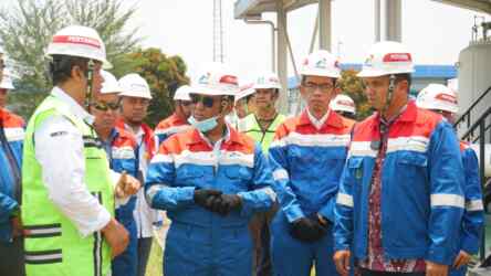 Foto: Direktur Perencanaan dan Pengembangan Bisnis PT Pertamina Patra Niaga, Harsono Budi Santoso bersama Komisaris PT Pertamina Patra Niaga, Muhammad Yusni dan Executive General Manager Pertamina Patra Niaga Regional Sumbagut, Freddy Anwar melakukan kunjungan lapangan manajemen ke DPPU Kualanamu, FT Medan Group dan SPBU, Rabu-Kamis, 12-13 April 2023.(Dok:Pertamina Sumbagut)