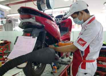 Foto: Layanan servis motor di AHASS ditangani oleh mekanik terlatih dan bersertifikat dari Honda sehingga kualitas servis yang dilakukan juga terjamin.(Dok:Ist)