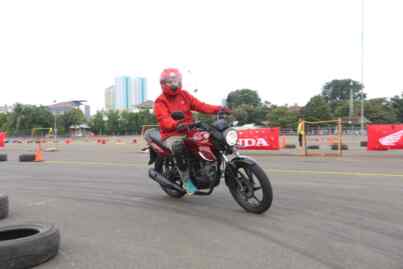 Foto: Untuk dapat #cari_aman saat naik motor di jalan, para pengendara perlu mengingat dan memahami tiga faktor penyebab kecelakaan,.(Dok:Ist)
