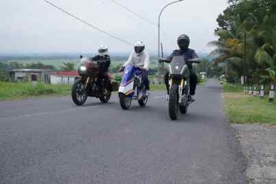 Foto: Seluruh peserta modifikator Honda Dream Ride sedang mengendarai sepeda motor modifikasi CB150X buah hasil karyanya masing-masing peserta.(Ist)