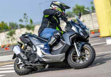 Foto: Sepeda motor yang juga memiliki bidang pandang yang tidak terlihat, tepatnya di bagian belakang kiri, kanan sepeda motor dan posisi sejajar dengan pandangan mata pengendara.(Ist)