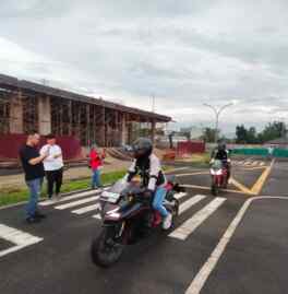 Foto: Mengedepankan #cari_aman, iringan para rider Honda CBR150R dengan gagah melewati sejumlah titik lokasi keramaian di Kota Medan.(Ist)