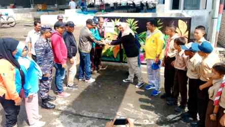 Foto: Tiga halte sampah cantik dan nyentrik diserahkan secara simbolik oleh Dinas Perkim dan Lingkungan Hidup dan juga KSI, kepada pihak kecamatan serta Dinas Perikanan selaku pengelola TPI.(Dok:KSI)