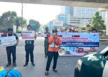 PT KAI Divre I SU melakukan kegiatan sosialisasi keselamatan di dua titik pelintasan sebidang, yaitu JPL 02 KM 0+690 Jl. Perintis Kemerdekaan dan JPL 02 KM 1+380 Jl. Yos Sudarso, Medan, Kamis (25/5).(Dok:PT KAI Divre I SU)