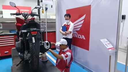 Foto: Teknisi Sepeda Motor Honda utusan PT Astra Honda Motor melakukan uji praktik perawatan sepeda motor dan trouble shooting pada kategori motor regular pada ajang Honda Asia & Oceania Motorcycle Technician Skill Contest 2023 yang berlangsung di Honda Training Center, Bangkok, Thailand pada 23-24 Mei 2023.(Ist)