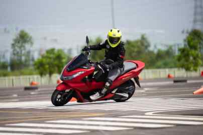 Foto: Pengendara sepeda motor dituntut untuk bisa melakukan penghematan dalam penggunaan BBM saat menjalani aktivitas harian.(Ist)