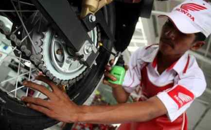 Foto: Pengguna sepeda motor sangat perlu memperhatikan kualitas rantai roda sepeda motor kesayangannya agar kondisinya selalu prima.(Ist)