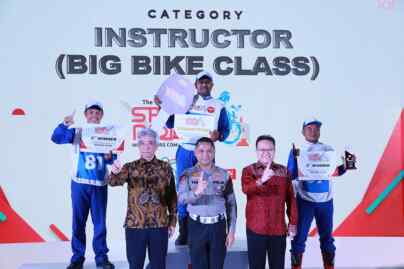 Foto: (Kiri-Kanan) : Susumu Mitsuishi - President Director AHM dan Thomas Wijaya - Executive Vice President Director AHM bersama Bpk Kombes Pol. Muhammad Tora - S.H., SIK Kasubdit Standar Cegah dan Tindak Ditkamsel Korlantas Polri berfoto bersama selepas memberikan hadiah bagi para pemenang Instruktur Safety Riding Astra Honda pada gelaran The 14th Astra Honda Safety Riding Instructors Competition (AHSRIC) 2023 (15/6).(Ist)