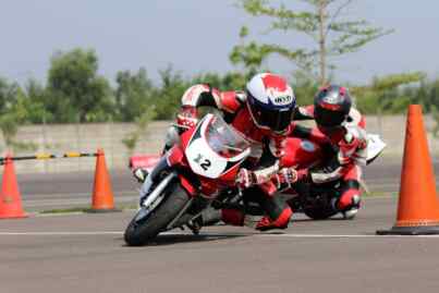 Foto: Pebalap belia yang tergabung dalam Astra Honda Racing School 2023 mendapatkan materi dasar balap oleh para mentor di trek AHM Safety Riding Park, Deltamas.(Ist)