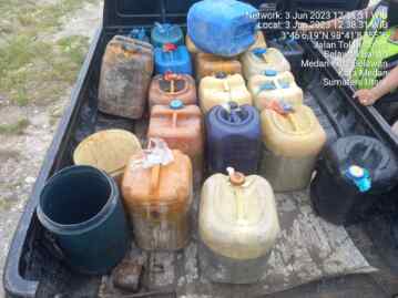 Foto: Barang bukti di salah satu rumah warga terduga penadah berupa 17 jeriken yang masing-masing berisi BBM.(Dok:Pertamina Sumbagut)