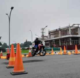 Foto: Para pelopor safety riding Honda menjalani latihan di Indako Safety Riding Center (ISRC), Jalan Bunga Sakura No.33 Medan dan kantor Indako Ngumban Surbakti.(Ist)
