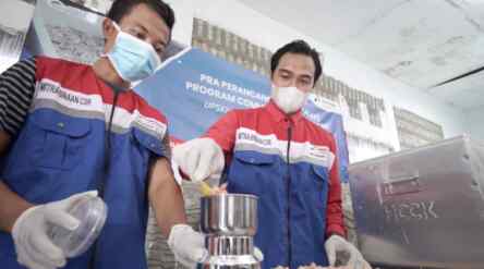 Foto: Kelompok Pekerja Mandiri Amanah binaan PT Pertamina Patra Niaga Regional Sumbagut, FT Medan Grup berhasil mengolah limbah kulit udang menjadi kitosan yang mempunyai nilai ekonomi di Kelurahan Pekan Labuhan Medan, Sabtu (10/06/2023).(Dok:Pertamina Sumbagut)