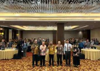 Tamu undangan diabadikan bersama-sama pada acara sosialisasi pencegahan tindak pidana sektor jasa keuangan di Medan, Kamis (15/06/2023).(Dok:OJK KR5)