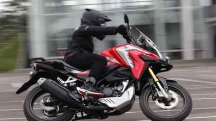Foto: Pengendara harus tetap memperhatikan kondisi motor agar performa terbaik sepeda motor tetap terjaga meskipun hanya diam di rumah.(Ist)