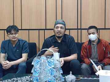 Foto: Dr Arya Tjipta Sp.BP-RE (tengah) saat memberikan keterangan pada kegiatan bakti sosial operasi bibir sumbing gratis di The Clinic Beautylosophy, Jalan Sekip, Medan, Sabtu (24/6/2023).(Ist)