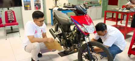 Foto: PT Indako Trading Coy mengadakan program sertifikasi kompetensi kepada sejumlah guru level bronze yang berasal dari Sekolah Menengah Kejuruan (SMK) Mitra Binaan AHM yang berstatus grade A.(Ist)