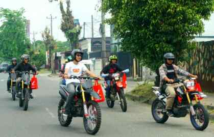 Foto: Bikers motor Honda dari seluruh penjuru Tanah air menggelar rangkaian aktivitas seru untuk mengekspresikan dukungan Crosser andalan Honda, Delvintor Alfarizi.(Ist)