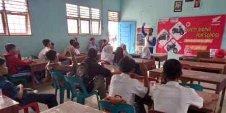 Foto: Honda melalui tim safety riding bersama dealer PT. Cakra Adi Darma Negeri Lama menyambangi SMK Dewi Sartika Bilang Hilir, Negeri Lama Seberang, Kecamatan Bilah Hilir, Kabupaten Labuhanbatu, Sumatera Utara pada 22 Juni 2023.(Ist)