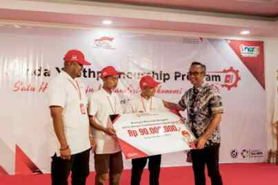 Foto: Ahmad Muhibbuddin Ketua Yayasan AHM (kanan) secara simbolis memberikan Donasi Renovasi & Pengembangan Bengkel untuk UMKM AHYPP pada 12 - 14 Juni 2023 di SMK Mitra Industri MM2100 Cikarang- Jawa Barat.(Ist)
