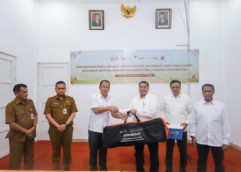 Kepala Satuan Pemeriksa Internal KSEI Gusrinaldi Akhyar, secara simbolis menyerahkan bantuan berupa 90 unit alat antropometri dan 100 unit SDIDTK kepada Bupati Kabupaten Humbang Hasundutan Dosmar Banjarnahor.(Dok:BEI Sumut)