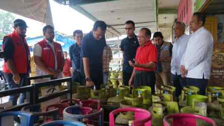 Foto: Wakil Ketua Komisi VI DPR RI, Martin Manurung didampingi Anggota DPRD Kota Medan, Afif Abdillah melakukan sidak ke beberapa pangkalan di Kota Medan, Senin (31/7).(Dok:Pertamina Sumbagut/Natalin}