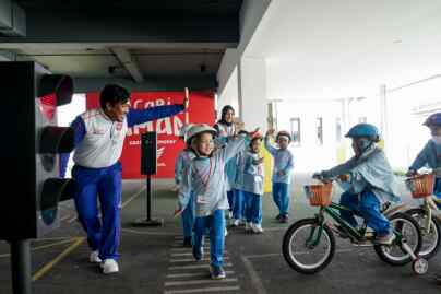 Foto: Keceriaan anak-anak usia 4 - 9 tahun dalam belajar keselamatan berlalu lintas seperti rambu-rambu lalu lintas di area Safety Riding Kids.(Ist)