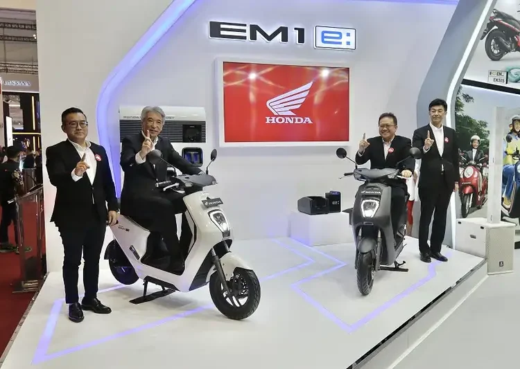 Foto: (Kiri-Kanan): Marketing Director AHM – Octavianus Dwi Putro, President Director AHM – Susumu Mitsuishi, Executive Vice President Director AHM – Thomas Wijaya dan Marketing Director AHM- Naoki Kajino memperkenalkan sepeda motor Listrik Honda EM1 e: di gelaran Gaikindo Indonesia International Auto Show (GIIAS) 2023 beberapa waktu lalu.(ist)