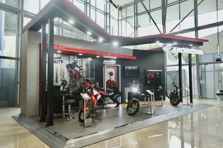 Foto: Sales People Booth AHM sedang melayani beberapa pengunjung GIIAS 2023.(Ist)