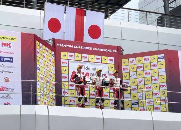Foto: Pebalap binaan PT Astra Honda Motor (AHM) Veda Ega Pratama (tengah) berhasil meraih podium pertama pada race kedua di ajang Idemitsu Asia Talent Cup (IATC) 2023 seri perdana di Sepang International Circuit (19-20/8).(Ist)